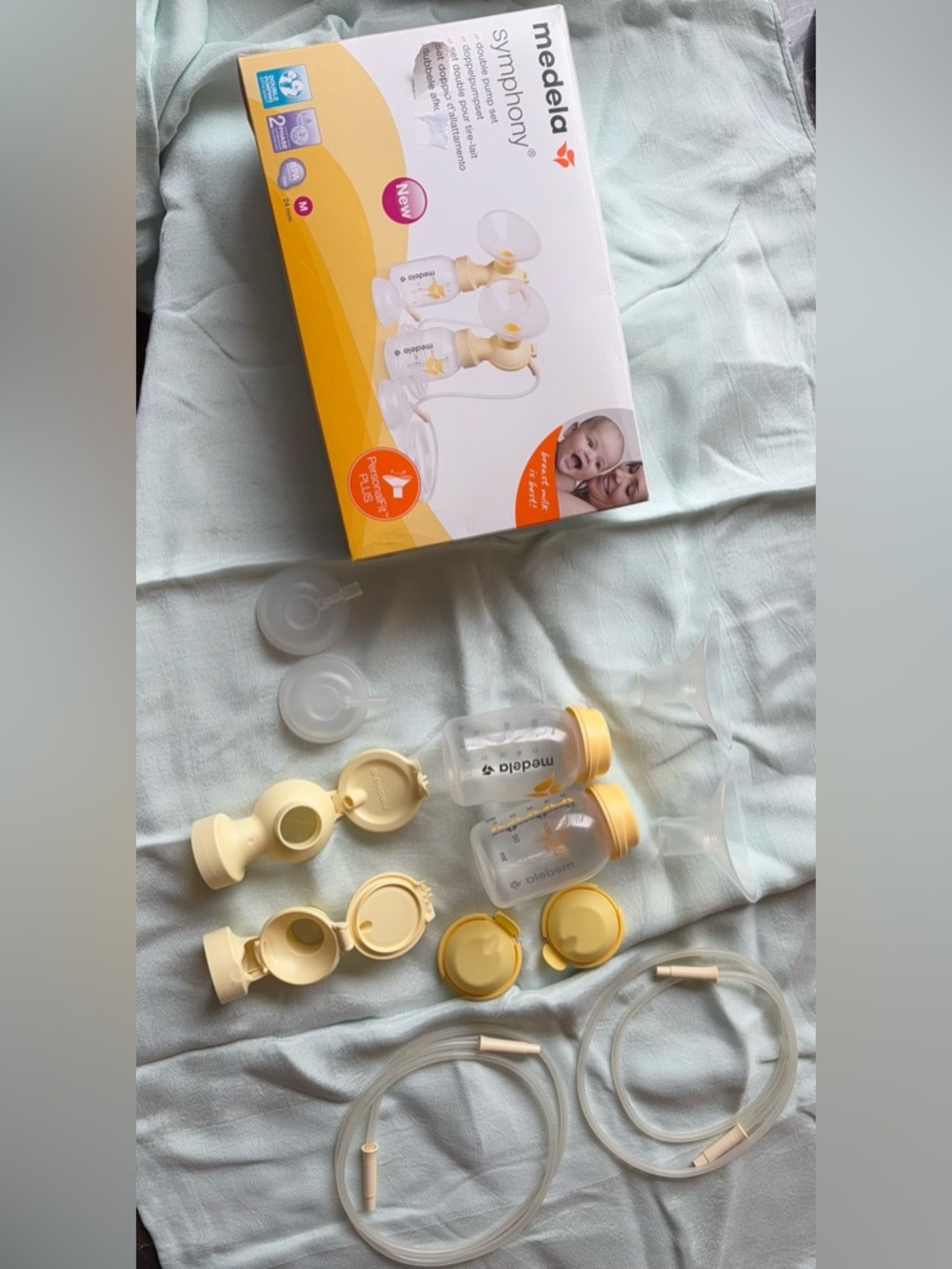 Medela Pump Set with Yellow Caps and Clear Bottles